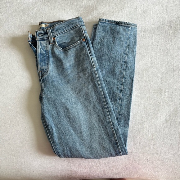 Levi’s Women’s Light Wash Wedgie Jeans, size 24 - Picture 1 of 4